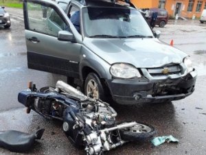 В Новгородской области водитель мотоцикла получил травмы в результате ДТП