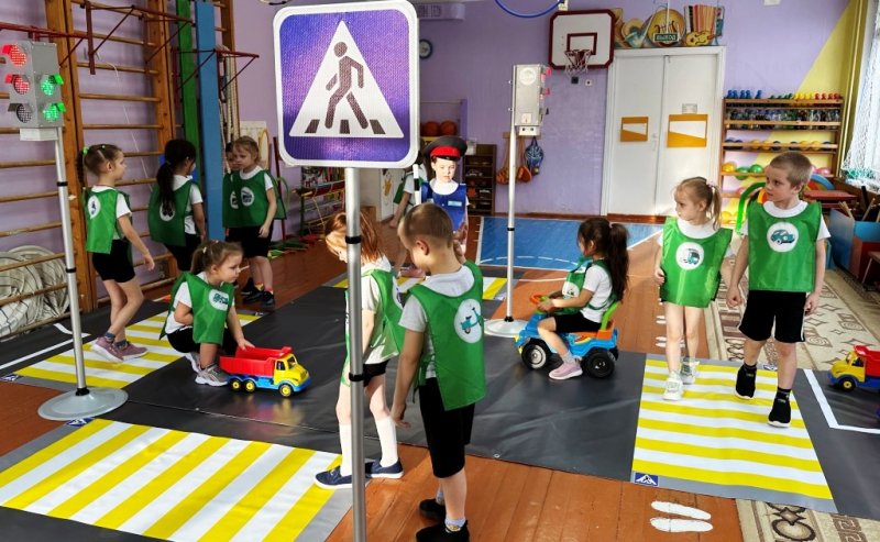 В сельских поселениях Новгородской области с помощью новых мобильных автогородков дошкольников обучают навыкам безопасности на улицах и дорогах