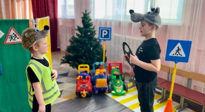 С помощью интерактивного спектакля новгородские ЮПИДовцы обучают сверстников навыкам безопасного поведения на улицах и дорогах